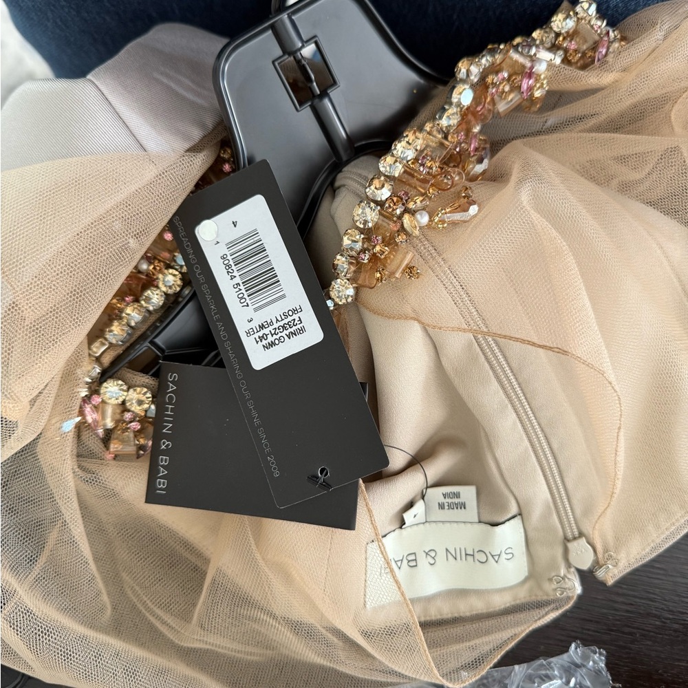 Elegant Silver Evening Gown - Picture 11 of 12